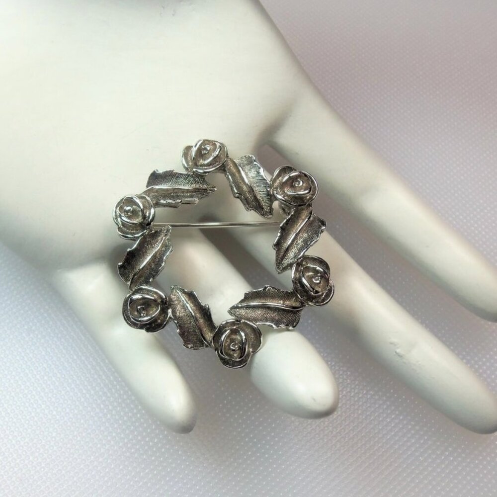 Sarah Coventry Vintage "Antique Rose" Silver Tone Rose Circle Brooch